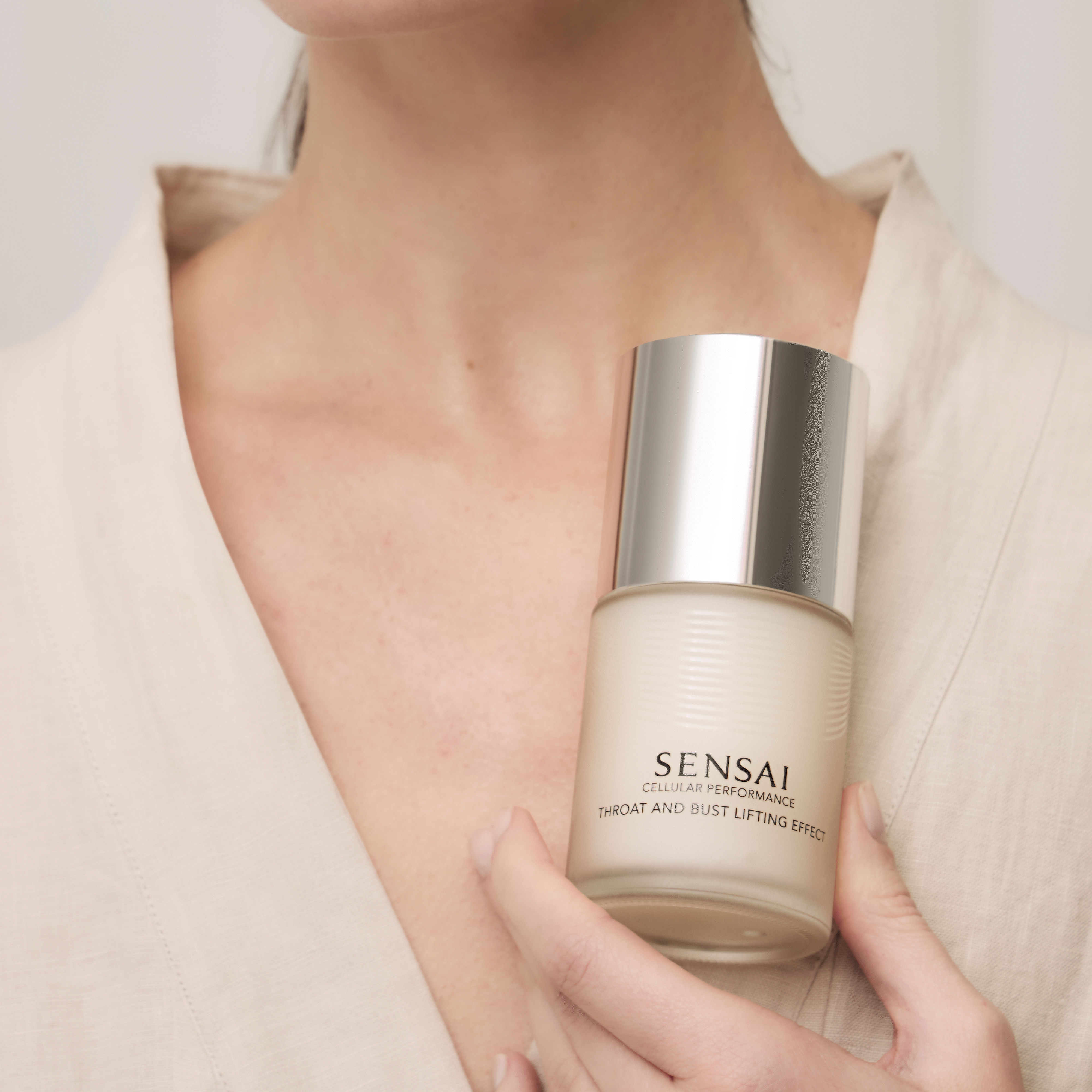 Cellular Performance Throat & Bust Lifting Effect wird in der Hand gehalten und auf das Dekolleté des Models aufgetragen